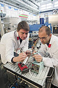 Strom bewegt magnetische Wirbel